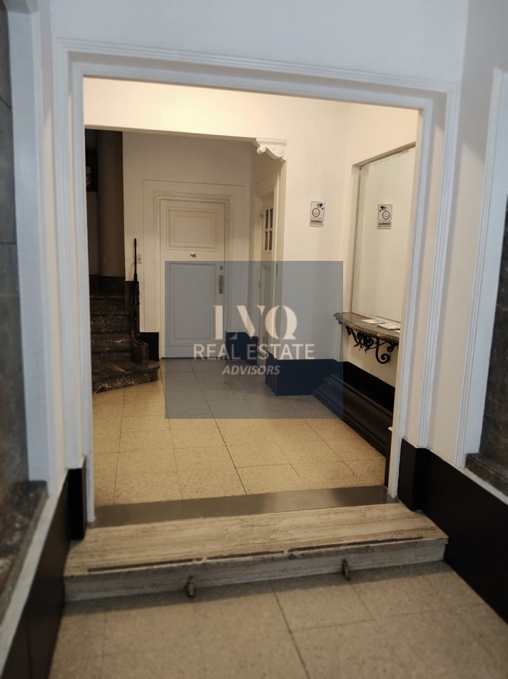Plaza SAN MARTIN 2 ½ Ambientes con BALCON - MUY AMPLIOS - Superficie 43m² aprox.- Living + comedor muy amplio con balcon al frente muy Luminoso - Cocina integrada con espacio Heladera + Lavarropas bajo mesada. Habitacion muy amplia con ventanal externo mu