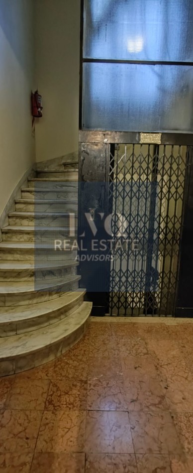 RECOLETA 2 Ambientes muy amplios 55m². RECICLADO - En Tradicional Edificio de gran categoria en Recoleta. Ventanales muy luminosos a Patio Interno: Dormitorio con ventanal + Living + Cocina con Cocina a GAS y Horno NUEVOS + Calefon + Baño completo con bañ