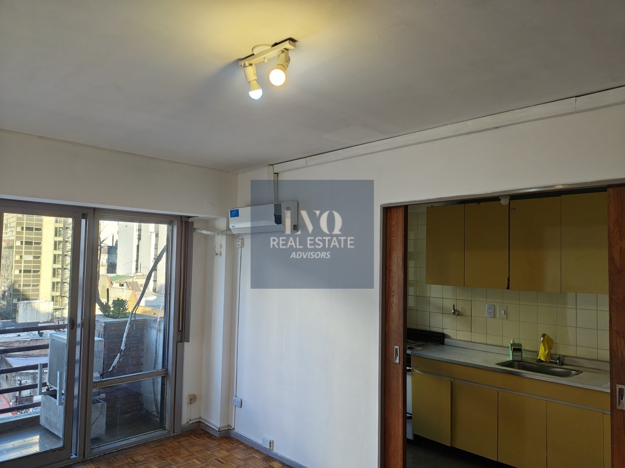 RECOLETA 1 Ambiente MUY AMPLIO + BALCON - Superficie 31m² aprox.- Cocina + Lavadero independiente suoer LUMINOSO. Con ventanales externos al frente sobre la calle Riobamba Ambiente Ppal. con acceso a Cocina con amplio espacio Heladera y Baño con ducha con