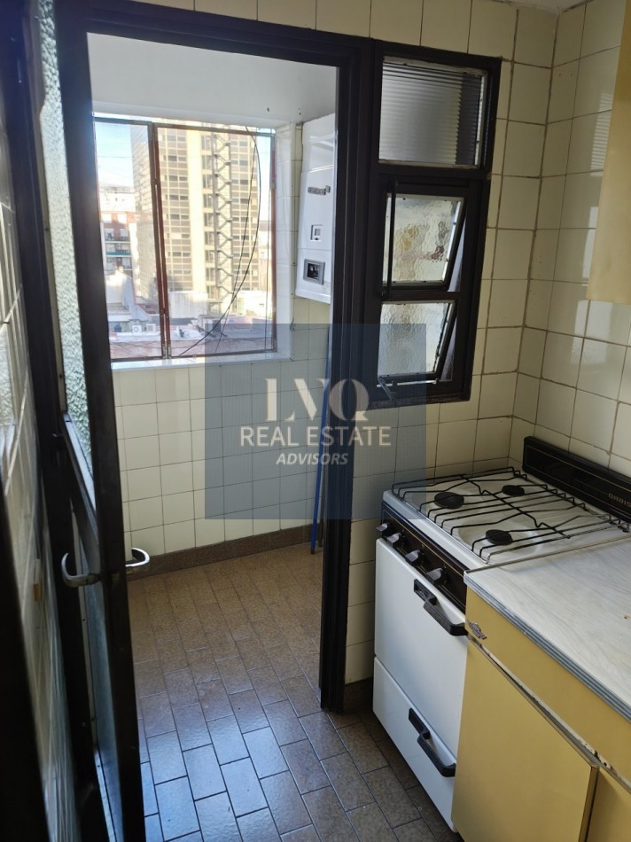 RECOLETA 1 Ambiente MUY AMPLIO + BALCON - Superficie 31m² aprox.- Cocina + Lavadero independiente suoer LUMINOSO. Con ventanales externos al frente sobre la calle Riobamba Ambiente Ppal. con acceso a Cocina con amplio espacio Heladera y Baño con ducha con