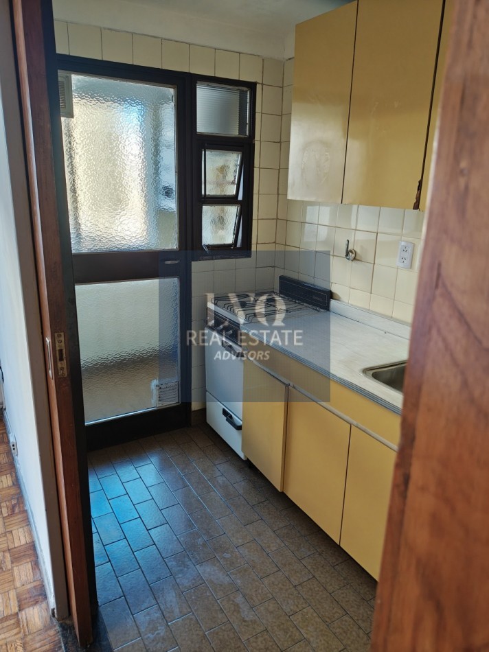 RECOLETA 1 Ambiente MUY AMPLIO + BALCON - Superficie 31m² aprox.- Cocina + Lavadero independiente suoer LUMINOSO. Con ventanales externos al frente sobre la calle Riobamba Ambiente Ppal. con acceso a Cocina con amplio espacio Heladera y Baño con ducha con