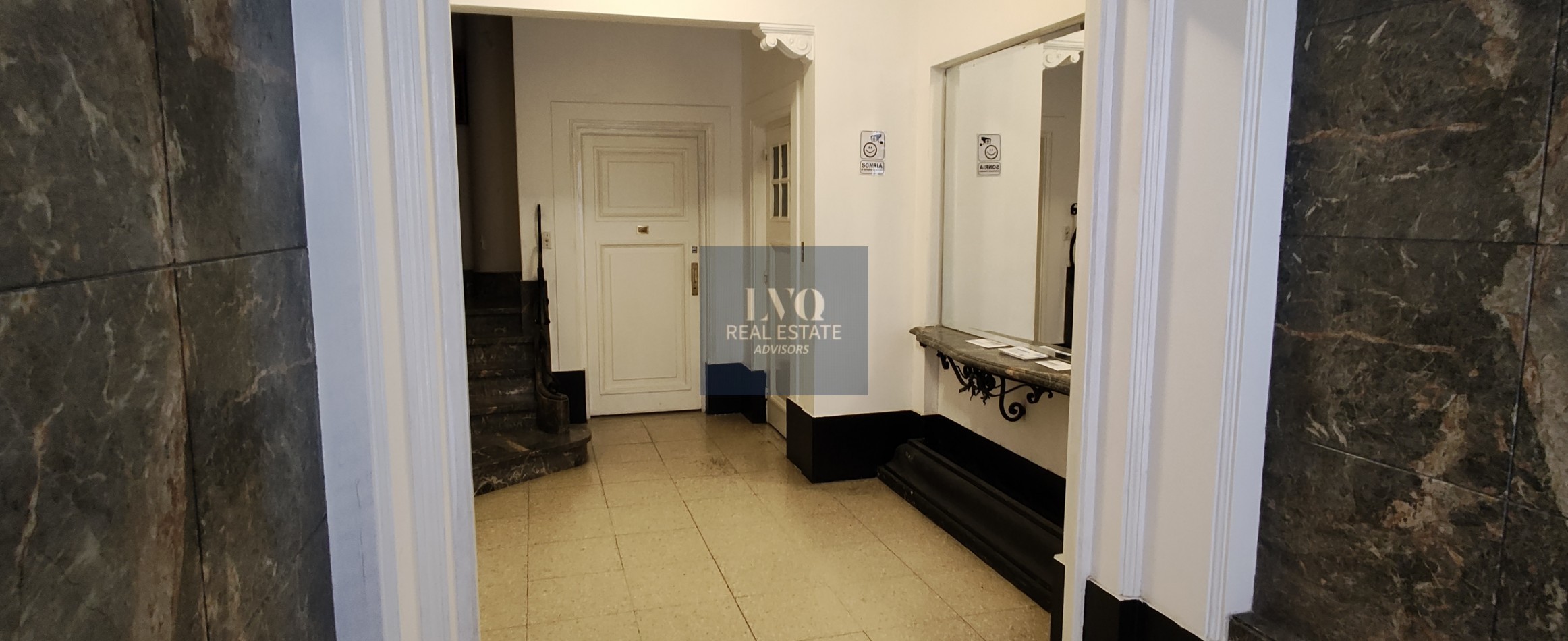 Plaza SAN MARTIN 2 ½ Ambientes con BALCON - MUY AMPLIOS - Superficie 43m² aprox.- Living + comedor muy amplio con balcon al frente muy Luminoso - Cocina integrada con espacio Heladera + Lavarropas bajo mesada. Habitacion muy amplia con ventanal externo mu