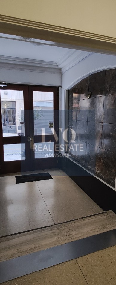 Plaza SAN MARTIN 2 ½ Ambientes con BALCON - MUY AMPLIOS - Superficie 43m² aprox.- Living + comedor muy amplio con balcon al frente muy Luminoso - Cocina integrada con espacio Heladera + Lavarropas bajo mesada. Habitacion muy amplia con ventanal externo mu