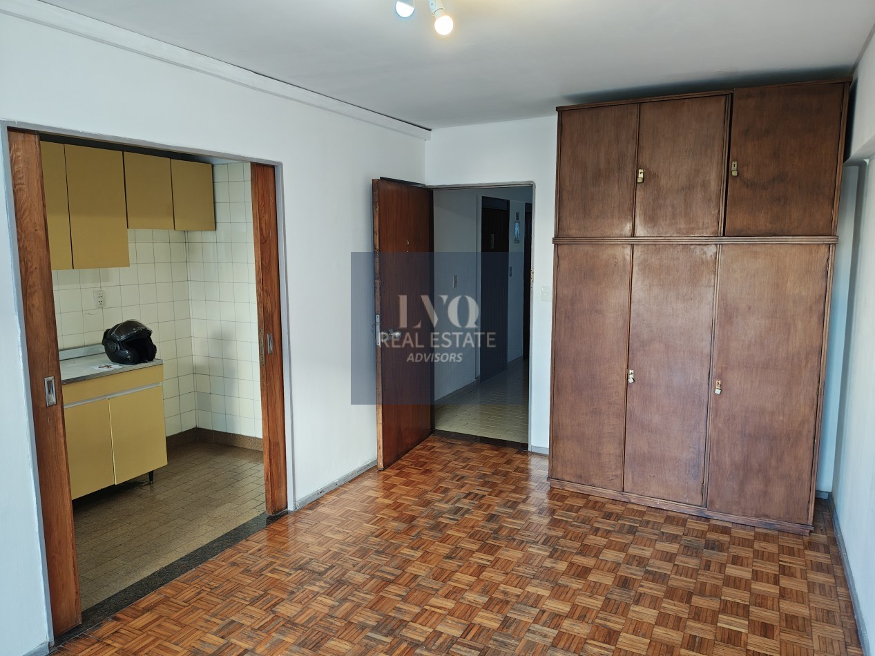 RECOLETA 1 Ambiente MUY AMPLIO + BALCON - Superficie 31m² aprox.- Cocina + Lavadero independiente suoer LUMINOSO. Con ventanales externos al frente sobre la calle Riobamba Ambiente Ppal. con acceso a Cocina con amplio espacio Heladera y Baño con ducha con