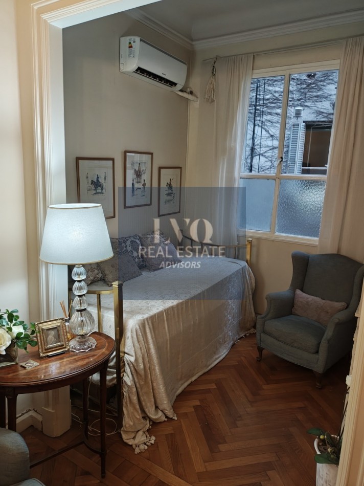 RECOLETA 2 Ambientes muy amplios 55m². RECICLADO - En Tradicional Edificio de gran categoria en Recoleta. Ventanales muy luminosos a Patio Interno: Dormitorio con ventanal + Living + Cocina con Cocina a GAS y Horno NUEVOS + Calefon + Baño completo con bañ