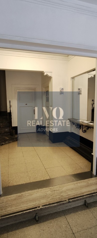 Plaza SAN MARTIN 2 ½ Ambientes con BALCON - MUY AMPLIOS - Superficie 43m² aprox.- Living + comedor muy amplio con balcon al frente muy Luminoso - Cocina integrada con espacio Heladera + Lavarropas bajo mesada. Habitacion muy amplia con ventanal externo mu