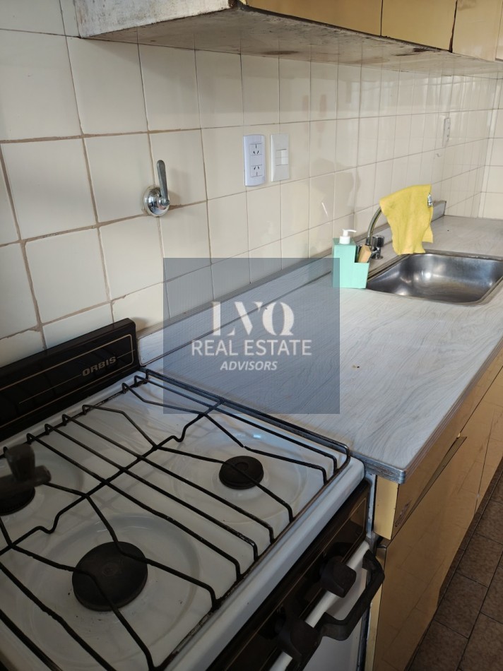 RECOLETA 1 Ambiente MUY AMPLIO + BALCON - Superficie 31m² aprox.- Cocina + Lavadero independiente suoer LUMINOSO. Con ventanales externos al frente sobre la calle Riobamba Ambiente Ppal. con acceso a Cocina con amplio espacio Heladera y Baño con ducha con