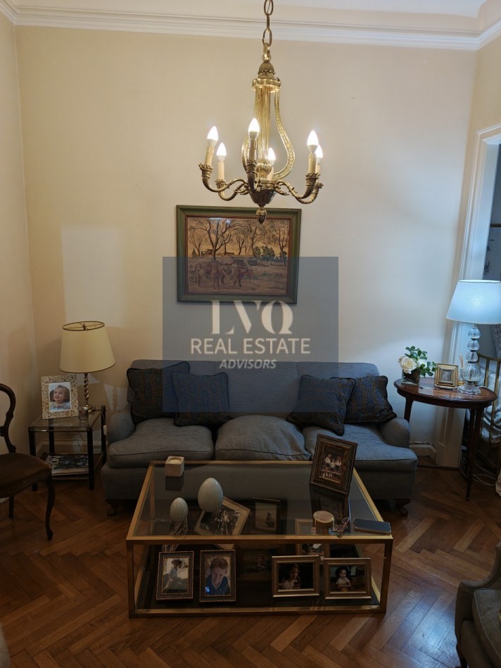 RECOLETA 2 Ambientes muy amplios 55m². RECICLADO - En Tradicional Edificio de gran categoria en Recoleta. Ventanales muy luminosos a Patio Interno: Dormitorio con ventanal + Living + Cocina con Cocina a GAS y Horno NUEVOS + Calefon + Baño completo con bañ