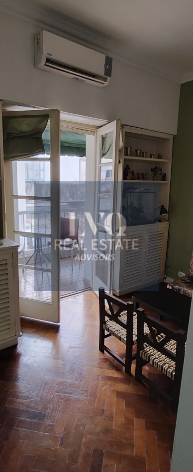 Plaza SAN MARTIN 2 ½ Ambientes con BALCON - MUY AMPLIOS - Superficie 43m² aprox.- Living + comedor muy amplio con balcon al frente muy Luminoso - Cocina integrada con espacio Heladera + Lavarropas bajo mesada. Habitacion muy amplia con ventanal externo mu