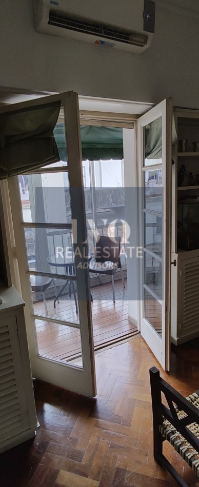 Plaza SAN MARTIN 2 ½ Ambientes con BALCON - MUY AMPLIOS - Superficie 43m² aprox.- Living + comedor muy amplio con balcon al frente muy Luminoso - Cocina integrada con espacio Heladera + Lavarropas bajo mesada. Habitacion muy amplia con ventanal externo mu