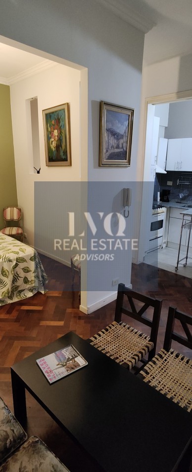 Plaza SAN MARTIN 2 ½ Ambientes con BALCON - MUY AMPLIOS - Superficie 43m² aprox.- Living + comedor muy amplio con balcon al frente muy Luminoso - Cocina integrada con espacio Heladera + Lavarropas bajo mesada. Habitacion muy amplia con ventanal externo mu
