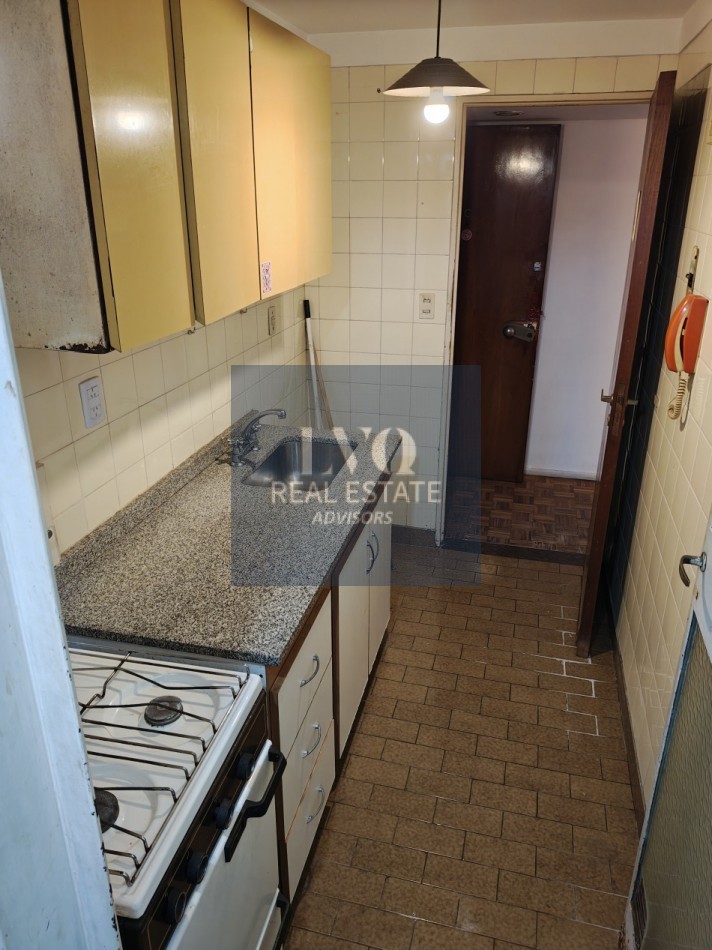 RECOLETA 2 Ambientes A Reciclar - Superficie 36m² aprox.- Cocina + Lavadero independiente Muy LUMINOSO. Con ventanales externos luminoso al contra frente sobre la calle Riobamba Habitacion Ppal. con Baño + Cocina con amplio espacio Heladera. Al limite con
