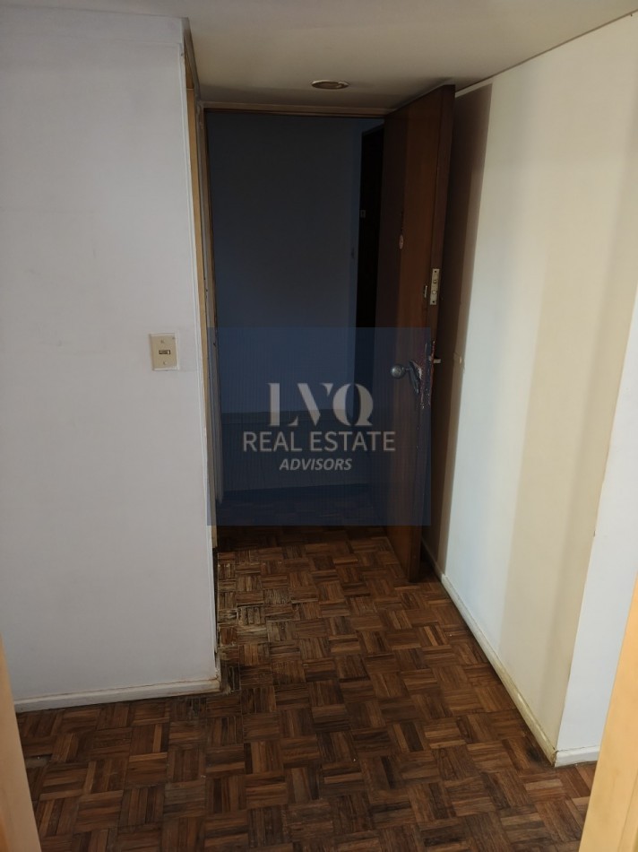RECOLETA 2 Ambientes A Reciclar - Superficie 36m² aprox.- Cocina + Lavadero independiente Muy LUMINOSO. Con ventanales externos luminoso al contra frente sobre la calle Riobamba Habitacion Ppal. con Baño + Cocina con amplio espacio Heladera. Al limite con