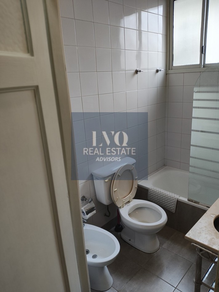 Plaza SAN MARTIN 2 ½ Ambientes con BALCON - MUY AMPLIOS - Superficie 43m² aprox.- Living + comedor muy amplio con balcon al frente muy Luminoso - Cocina integrada con espacio Heladera + Lavarropas bajo mesada. Habitacion muy amplia con ventanal externo mu