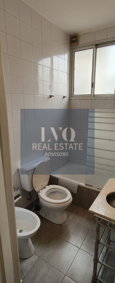 Plaza SAN MARTIN 2 ½ Ambientes con BALCON - MUY AMPLIOS - Superficie 43m² aprox.- Living + comedor muy amplio con balcon al frente muy Luminoso - Cocina integrada con espacio Heladera + Lavarropas bajo mesada. Habitacion muy amplia con ventanal externo mu