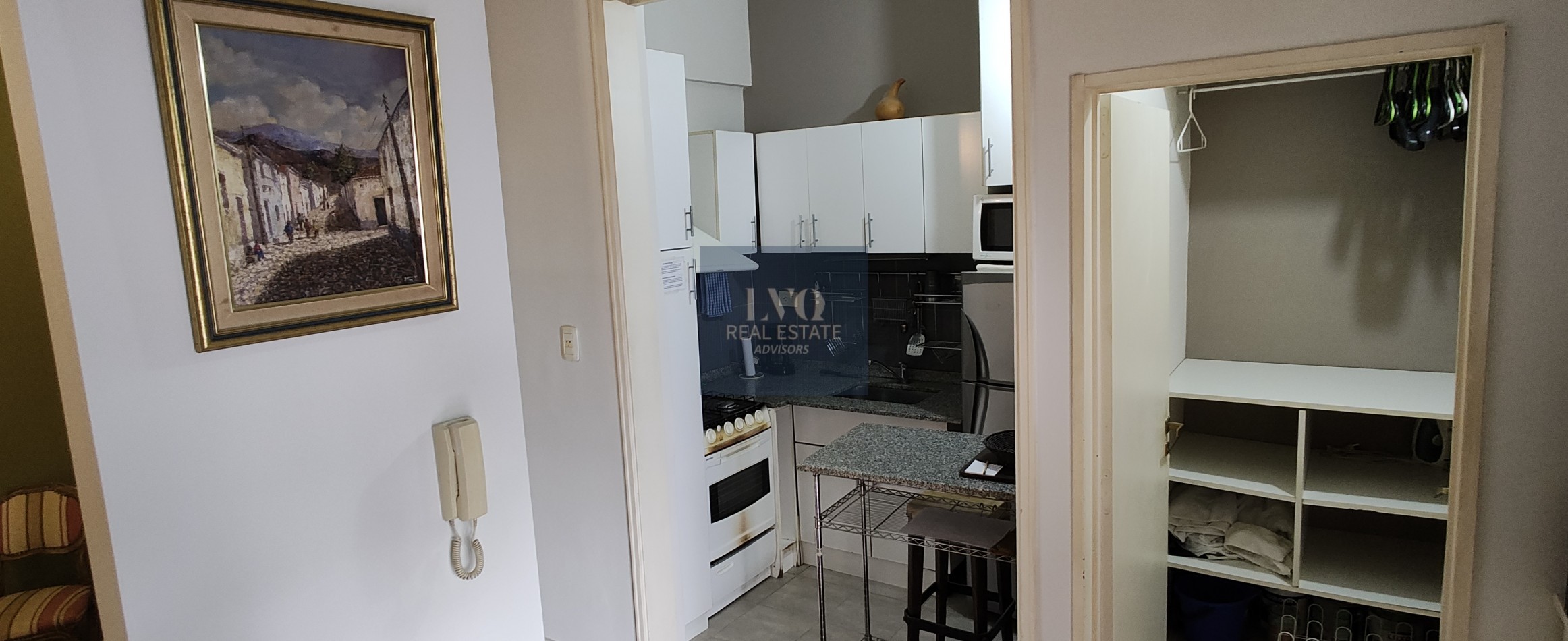 Plaza SAN MARTIN 2 ½ Ambientes con BALCON - MUY AMPLIOS - Superficie 43m² aprox.- Living + comedor muy amplio con balcon al frente muy Luminoso - Cocina integrada con espacio Heladera + Lavarropas bajo mesada. Habitacion muy amplia con ventanal externo mu
