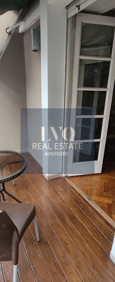 Plaza SAN MARTIN 2 ½ Ambientes con BALCON - MUY AMPLIOS - Superficie 43m² aprox.- Living + comedor muy amplio con balcon al frente muy Luminoso - Cocina integrada con espacio Heladera + Lavarropas bajo mesada. Habitacion muy amplia con ventanal externo mu