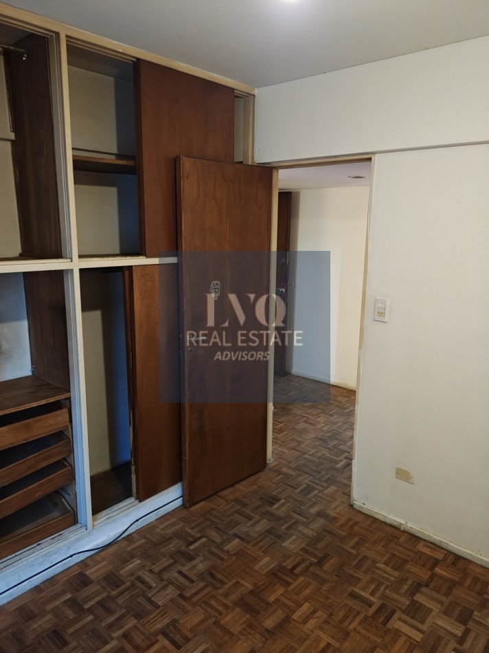 RECOLETA 2 Ambientes A Reciclar - Superficie 36m² aprox.- Cocina + Lavadero independiente Muy LUMINOSO. Con ventanales externos luminoso al contra frente sobre la calle Riobamba Habitacion Ppal. con Baño + Cocina con amplio espacio Heladera. Al limite con