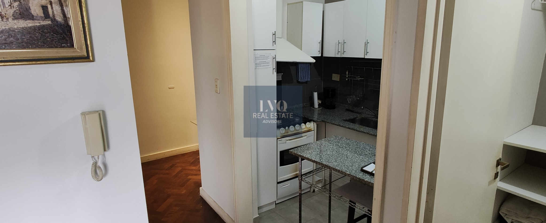 Plaza SAN MARTIN 2 ½ Ambientes con BALCON - MUY AMPLIOS - Superficie 43m² aprox.- Living + comedor muy amplio con balcon al frente muy Luminoso - Cocina integrada con espacio Heladera + Lavarropas bajo mesada. Habitacion muy amplia con ventanal externo mu