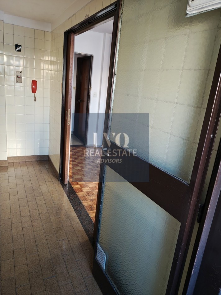 RECOLETA 1 Ambiente MUY AMPLIO + BALCON - Superficie 31m² aprox.- Cocina + Lavadero independiente suoer LUMINOSO. Con ventanales externos al frente sobre la calle Riobamba Ambiente Ppal. con acceso a Cocina con amplio espacio Heladera y Baño con ducha con