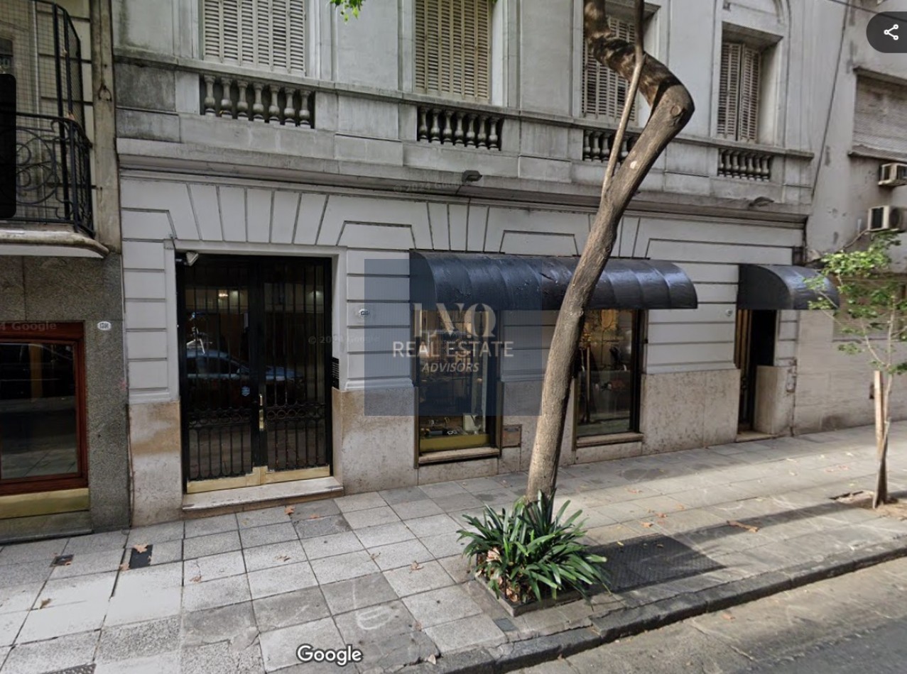 RECOLETA 2 Ambientes muy amplios 55m². RECICLADO - En Tradicional Edificio de gran categoria en Recoleta. Ventanales muy luminosos a Patio Interno: Dormitorio con ventanal + Living + Cocina con Cocina a GAS y Horno NUEVOS + Calefon + Baño completo con bañ