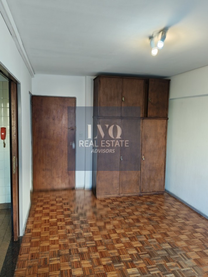 RECOLETA 1 Ambiente MUY AMPLIO + BALCON - Superficie 31m² aprox.- Cocina + Lavadero independiente suoer LUMINOSO. Con ventanales externos al frente sobre la calle Riobamba Ambiente Ppal. con acceso a Cocina con amplio espacio Heladera y Baño con ducha con