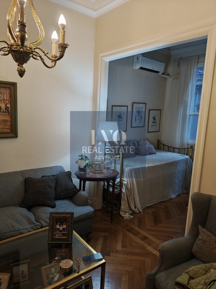 RECOLETA 2 Ambientes muy amplios 55m². RECICLADO - En Tradicional Edificio de gran categoria en Recoleta. Ventanales muy luminosos a Patio Interno: Dormitorio con ventanal + Living + Cocina con Cocina a GAS y Horno NUEVOS + Calefon + Baño completo con bañ