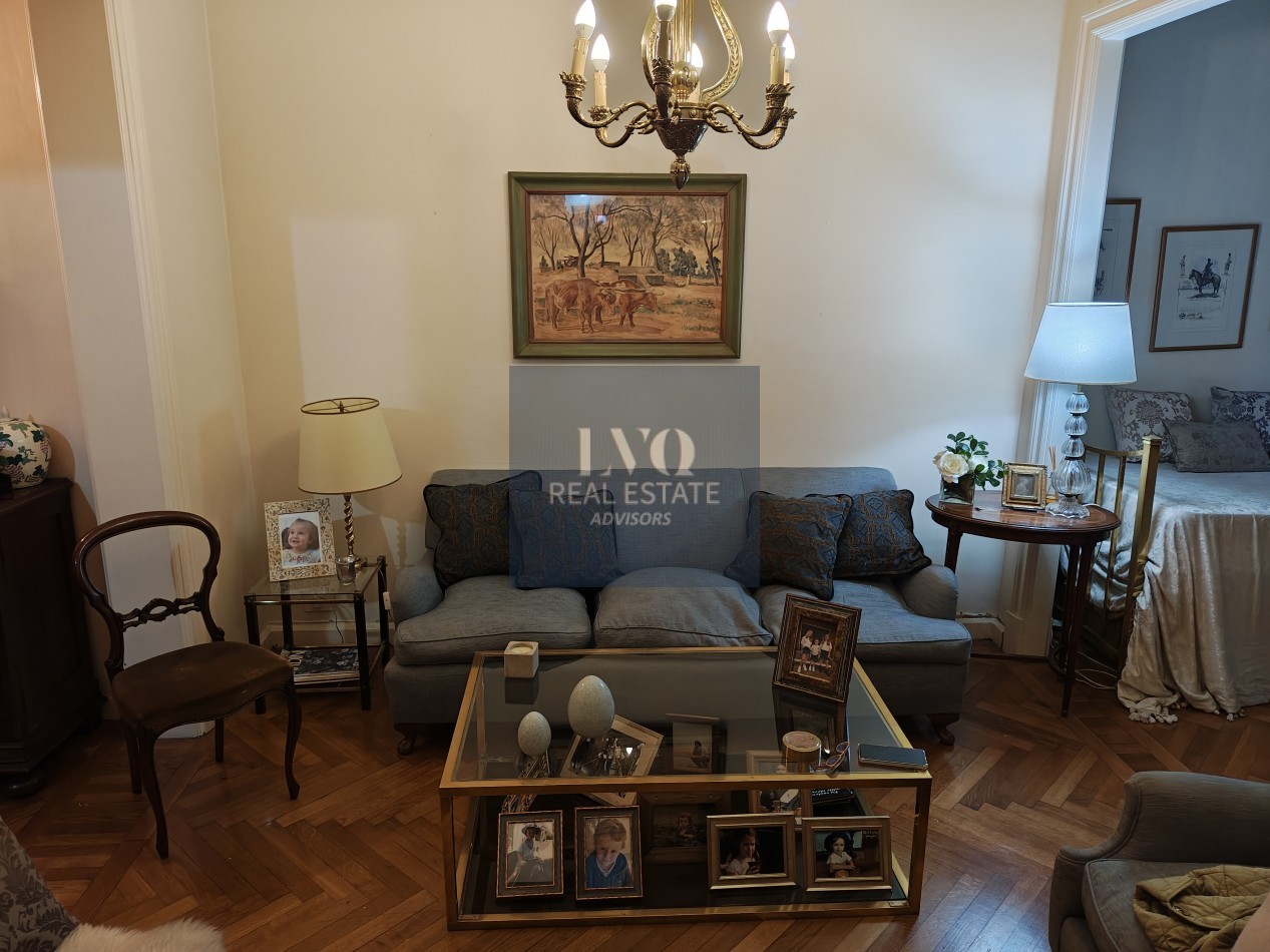 RECOLETA 2 Ambientes muy amplios 55m². RECICLADO - En Tradicional Edificio de gran categoria en Recoleta. Ventanales muy luminosos a Patio Interno: Dormitorio con ventanal + Living + Cocina con Cocina a GAS y Horno NUEVOS + Calefon + Baño completo con bañ