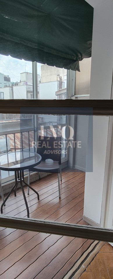 Plaza SAN MARTIN 2 ½ Ambientes con BALCON - MUY AMPLIOS - Superficie 43m² aprox.- Living + comedor muy amplio con balcon al frente muy Luminoso - Cocina integrada con espacio Heladera + Lavarropas bajo mesada. Habitacion muy amplia con ventanal externo mu