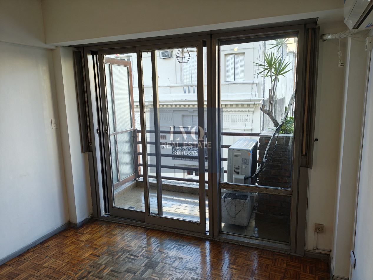 RECOLETA 1 Ambiente MUY AMPLIO + BALCON - Superficie 31m² aprox.- Cocina + Lavadero independiente suoer LUMINOSO. Con ventanales externos al frente sobre la calle Riobamba Ambiente Ppal. con acceso a Cocina con amplio espacio Heladera y Baño con ducha con