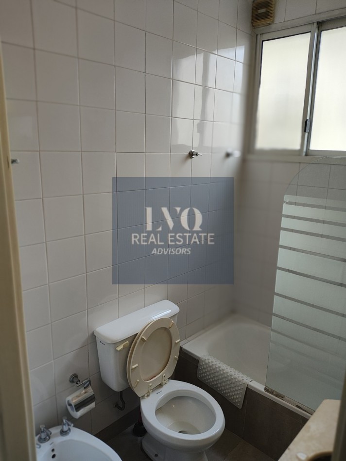 Plaza SAN MARTIN 2 ½ Ambientes con BALCON - MUY AMPLIOS - Superficie 43m² aprox.- Living + comedor muy amplio con balcon al frente muy Luminoso - Cocina integrada con espacio Heladera + Lavarropas bajo mesada. Habitacion muy amplia con ventanal externo mu