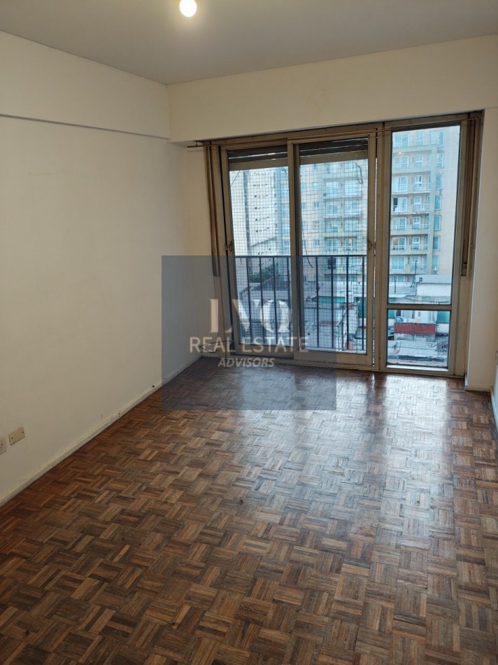 RECOLETA 2 Ambientes A Reciclar - Superficie 36m² aprox.- Cocina + Lavadero independiente Muy LUMINOSO. Con ventanales externos luminoso al contra frente sobre la calle Riobamba Habitacion Ppal. con Baño + Cocina con amplio espacio Heladera. Al limite con