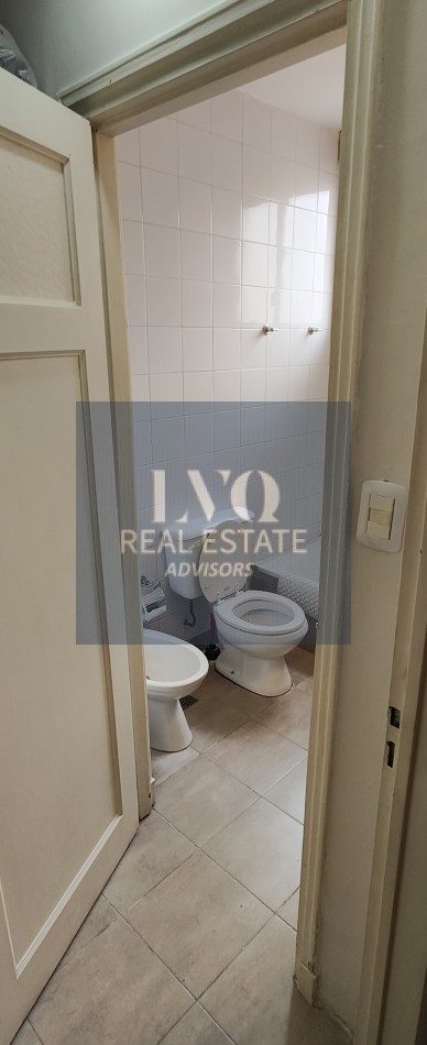 Plaza SAN MARTIN 2 ½ Ambientes con BALCON - MUY AMPLIOS - Superficie 43m² aprox.- Living + comedor muy amplio con balcon al frente muy Luminoso - Cocina integrada con espacio Heladera + Lavarropas bajo mesada. Habitacion muy amplia con ventanal externo mu