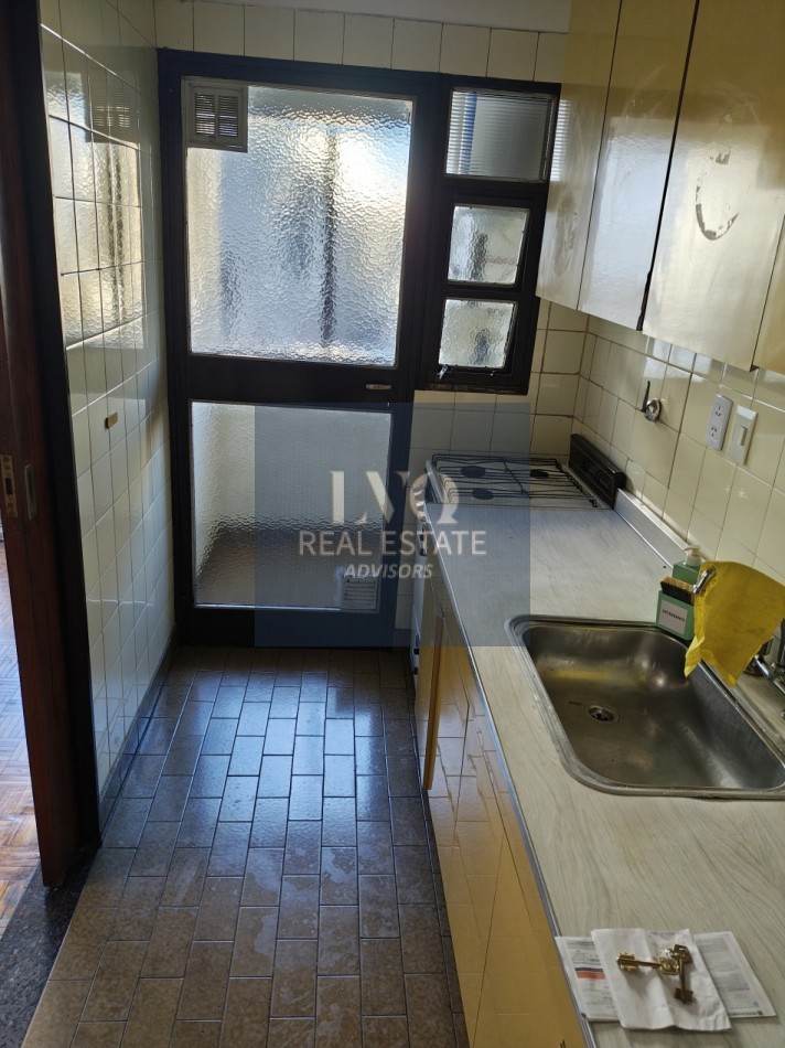RECOLETA 1 Ambiente MUY AMPLIO + BALCON - Superficie 31m² aprox.- Cocina + Lavadero independiente suoer LUMINOSO. Con ventanales externos al frente sobre la calle Riobamba Ambiente Ppal. con acceso a Cocina con amplio espacio Heladera y Baño con ducha con