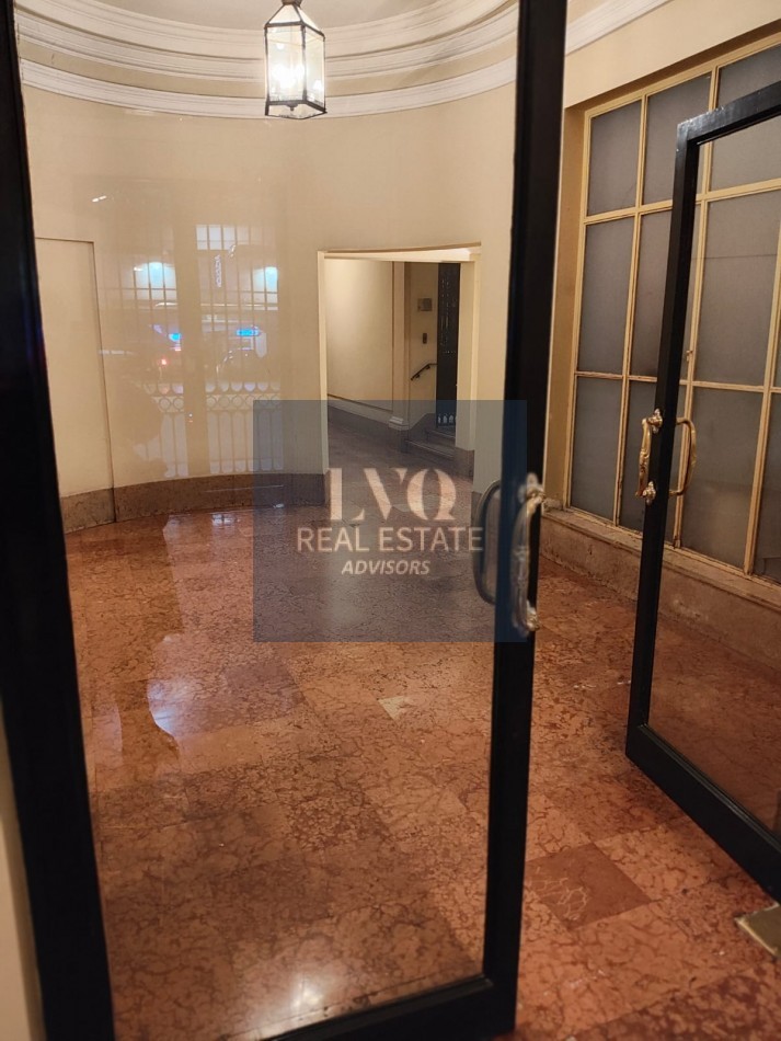 RECOLETA 2 Ambientes muy amplios 55m². RECICLADO - En Tradicional Edificio de gran categoria en Recoleta. Ventanales muy luminosos a Patio Interno: Dormitorio con ventanal + Living + Cocina con Cocina a GAS y Horno NUEVOS + Calefon + Baño completo con bañ