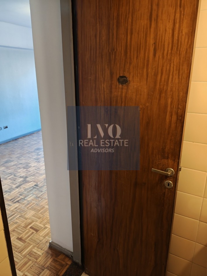 RECOLETA 1 Ambiente MUY AMPLIO + BALCON - Superficie 31m² aprox.- Cocina + Lavadero independiente suoer LUMINOSO. Con ventanales externos al frente sobre la calle Riobamba Ambiente Ppal. con acceso a Cocina con amplio espacio Heladera y Baño con ducha con