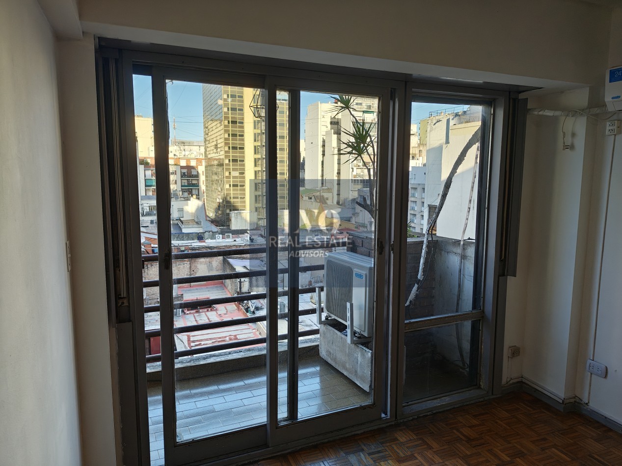 RECOLETA 1 Ambiente MUY AMPLIO + BALCON - Superficie 31m² aprox.- Cocina + Lavadero independiente suoer LUMINOSO. Con ventanales externos al frente sobre la calle Riobamba Ambiente Ppal. con acceso a Cocina con amplio espacio Heladera y Baño con ducha con