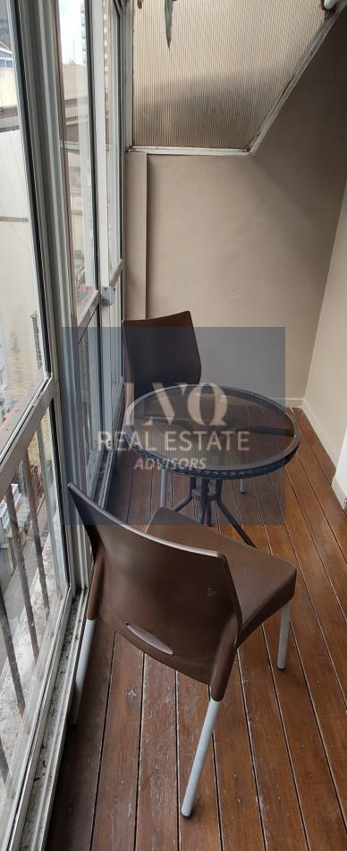 Plaza SAN MARTIN 2 ½ Ambientes con BALCON - MUY AMPLIOS - Superficie 43m² aprox.- Living + comedor muy amplio con balcon al frente muy Luminoso - Cocina integrada con espacio Heladera + Lavarropas bajo mesada. Habitacion muy amplia con ventanal externo mu