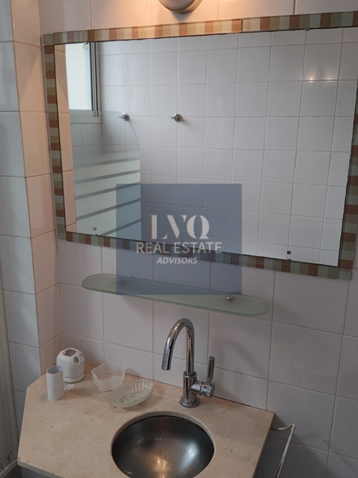 Plaza SAN MARTIN 2 ½ Ambientes con BALCON - MUY AMPLIOS - Superficie 43m² aprox.- Living + comedor muy amplio con balcon al frente muy Luminoso - Cocina integrada con espacio Heladera + Lavarropas bajo mesada. Habitacion muy amplia con ventanal externo mu