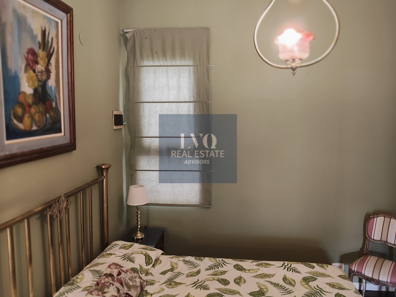 Plaza SAN MARTIN 2 ½ Ambientes con BALCON - MUY AMPLIOS - Superficie 43m² aprox.- Living + comedor muy amplio con balcon al frente muy Luminoso - Cocina integrada con espacio Heladera + Lavarropas bajo mesada. Habitacion muy amplia con ventanal externo mu
