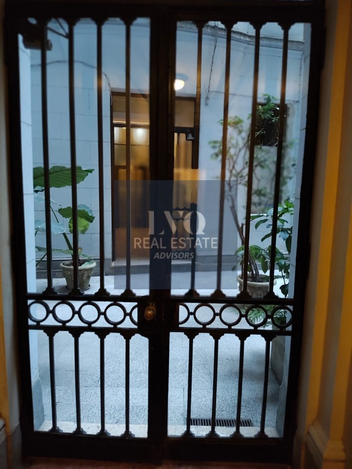 RECOLETA 2 Ambientes muy amplios 55m². RECICLADO - En Tradicional Edificio de gran categoria en Recoleta. Ventanales muy luminosos a Patio Interno: Dormitorio con ventanal + Living + Cocina con Cocina a GAS y Horno NUEVOS + Calefon + Baño completo con bañ