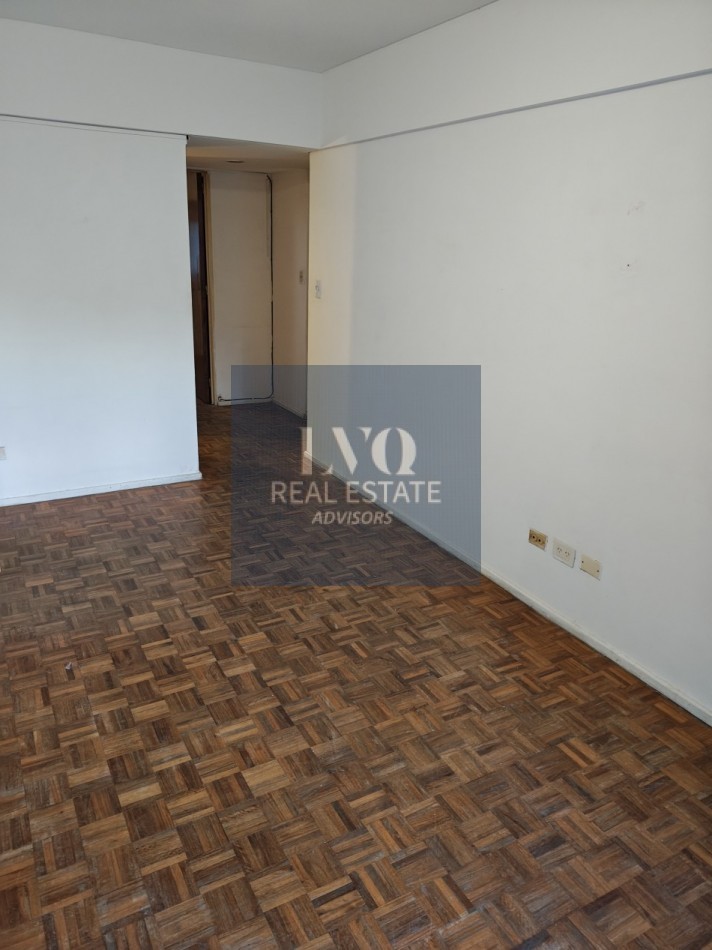 RECOLETA 2 Ambientes A Reciclar - Superficie 36m² aprox.- Cocina + Lavadero independiente Muy LUMINOSO. Con ventanales externos luminoso al contra frente sobre la calle Riobamba Habitacion Ppal. con Baño + Cocina con amplio espacio Heladera. Al limite con