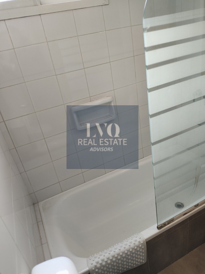 Plaza SAN MARTIN 2 ½ Ambientes con BALCON - MUY AMPLIOS - Superficie 43m² aprox.- Living + comedor muy amplio con balcon al frente muy Luminoso - Cocina integrada con espacio Heladera + Lavarropas bajo mesada. Habitacion muy amplia con ventanal externo mu