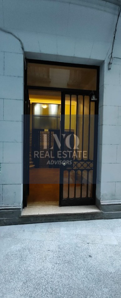 RECOLETA 2 Ambientes muy amplios 55m². RECICLADO - En Tradicional Edificio de gran categoria en Recoleta. Ventanales muy luminosos a Patio Interno: Dormitorio con ventanal + Living + Cocina con Cocina a GAS y Horno NUEVOS + Calefon + Baño completo con bañ
