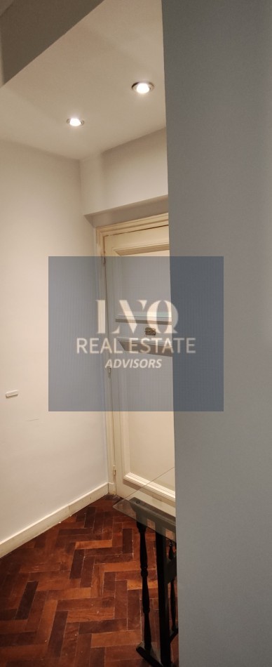 Plaza SAN MARTIN 2 ½ Ambientes con BALCON - MUY AMPLIOS - Superficie 43m² aprox.- Living + comedor muy amplio con balcon al frente muy Luminoso - Cocina integrada con espacio Heladera + Lavarropas bajo mesada. Habitacion muy amplia con ventanal externo mu