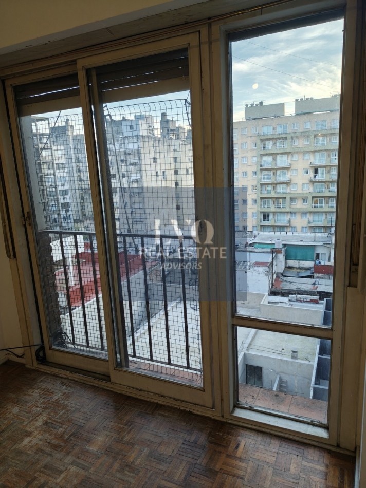 RECOLETA 2 Ambientes A Reciclar - Superficie 36m² aprox.- Cocina + Lavadero independiente Muy LUMINOSO. Con ventanales externos luminoso al contra frente sobre la calle Riobamba Habitacion Ppal. con Baño + Cocina con amplio espacio Heladera. Al limite con