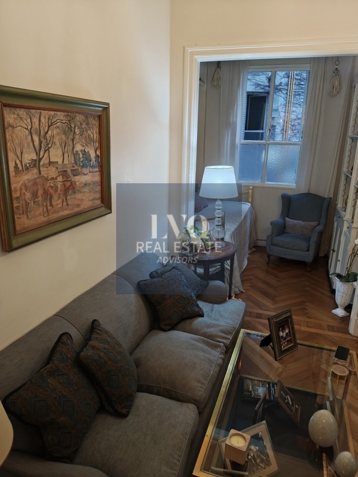 RECOLETA 2 Ambientes muy amplios 55m². RECICLADO - En Tradicional Edificio de gran categoria en Recoleta. Ventanales muy luminosos a Patio Interno: Dormitorio con ventanal + Living + Cocina con Cocina a GAS y Horno NUEVOS + Calefon + Baño completo con bañ
