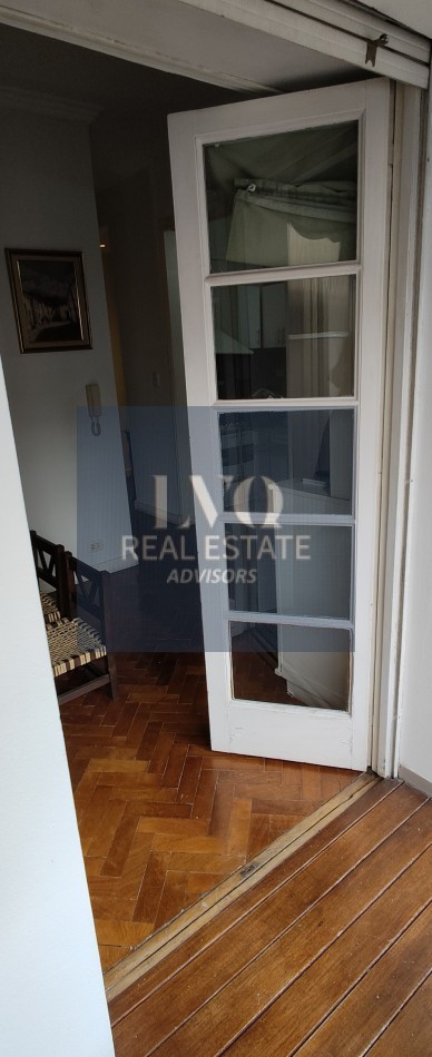 Plaza SAN MARTIN 2 ½ Ambientes con BALCON - MUY AMPLIOS - Superficie 43m² aprox.- Living + comedor muy amplio con balcon al frente muy Luminoso - Cocina integrada con espacio Heladera + Lavarropas bajo mesada. Habitacion muy amplia con ventanal externo mu