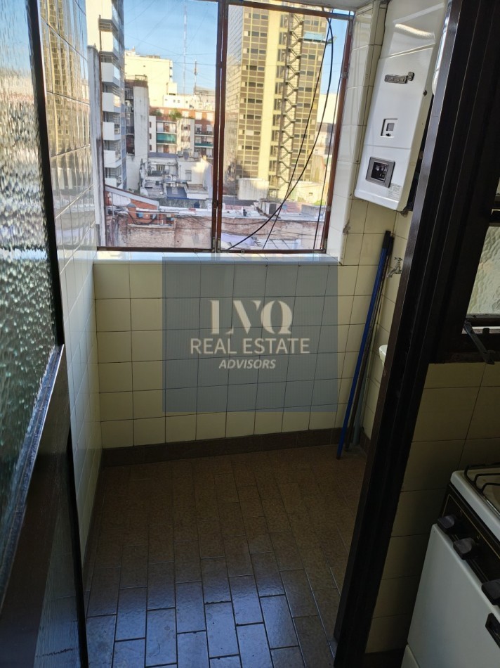 RECOLETA 1 Ambiente MUY AMPLIO + BALCON - Superficie 31m² aprox.- Cocina + Lavadero independiente suoer LUMINOSO. Con ventanales externos al frente sobre la calle Riobamba Ambiente Ppal. con acceso a Cocina con amplio espacio Heladera y Baño con ducha con