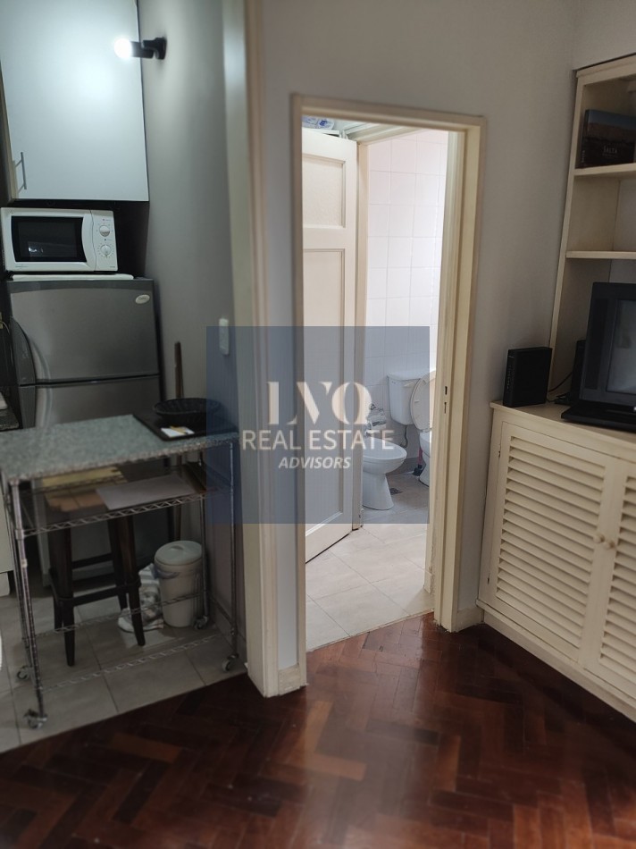Plaza SAN MARTIN 2 ½ Ambientes con BALCON - MUY AMPLIOS - Superficie 43m² aprox.- Living + comedor muy amplio con balcon al frente muy Luminoso - Cocina integrada con espacio Heladera + Lavarropas bajo mesada. Habitacion muy amplia con ventanal externo mu